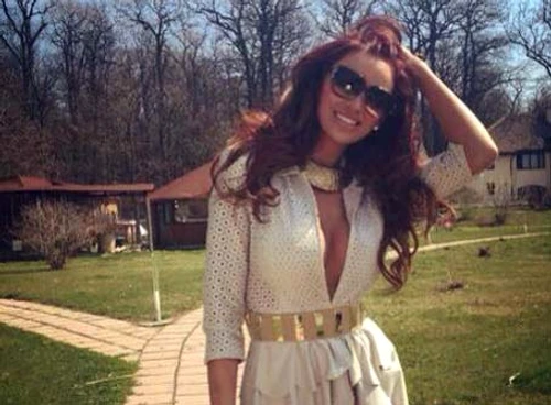 Bianca Drăguşanu se bucură de razele soarelui FOTO: Facebook