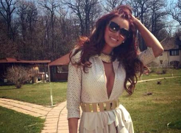 
    Bianca Drăguşanu se bucură de razele soarelui FOTO: Facebook  