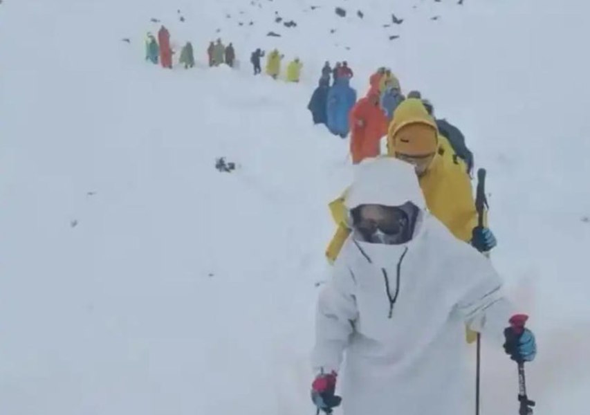 Aproape 1.000 de turiști blocați pe Everest și sute de salvatori mobilizați, din cauza unei furtuni de zăpadă
