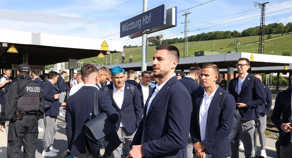 Punctualitatea germană, un mit. România a plecat spre Koln cu trenul întârziat, pentru jocul cu Belgia