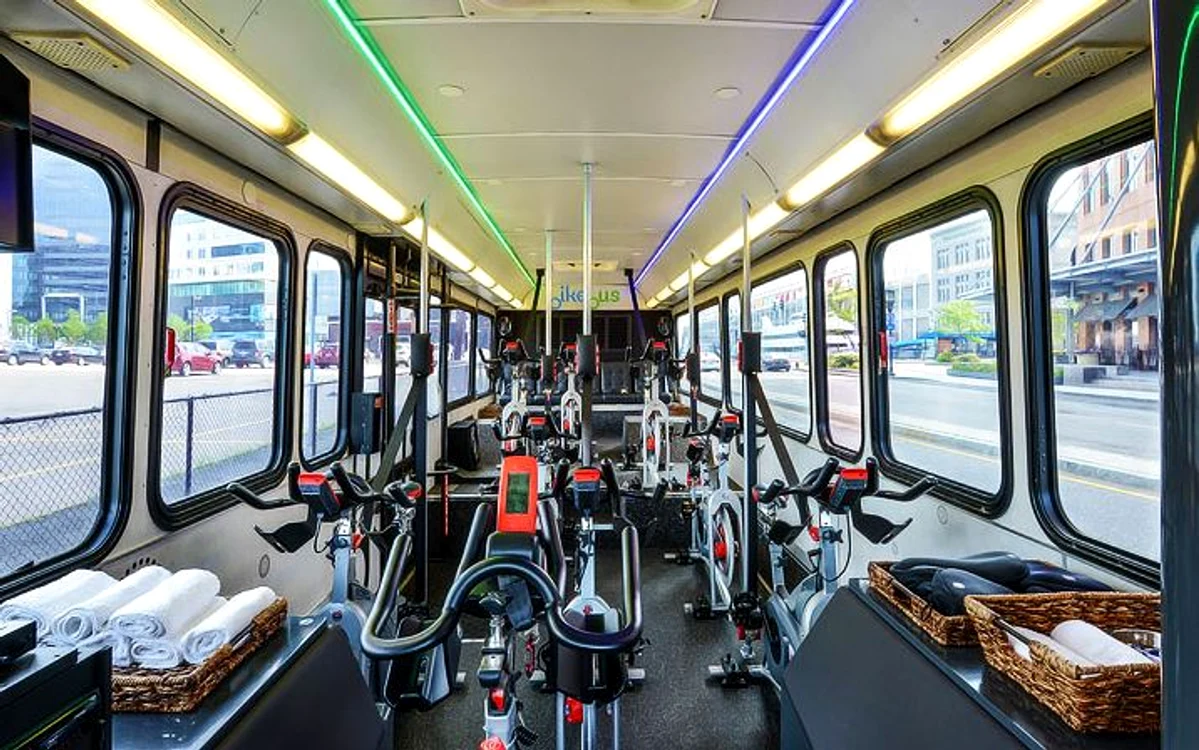 Autobuzul are opt biciclete (foto: bikebus.com)