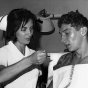 o asistenta il hraneste pe briian robson   foto wikipedia By Associated Press webp