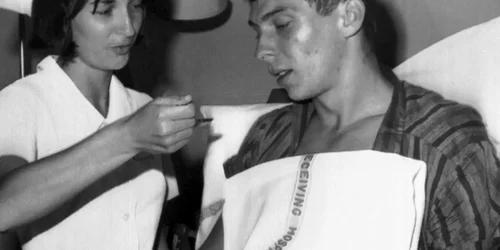 o asistenta il hraneste pe briian robson foto wikipedia By Associated Press webp