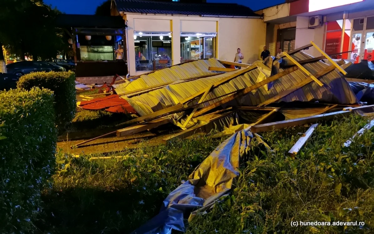 Acoperiş prăbuşit în Hunedoara. Foto: Daniel Guţă. ADEVĂRUL