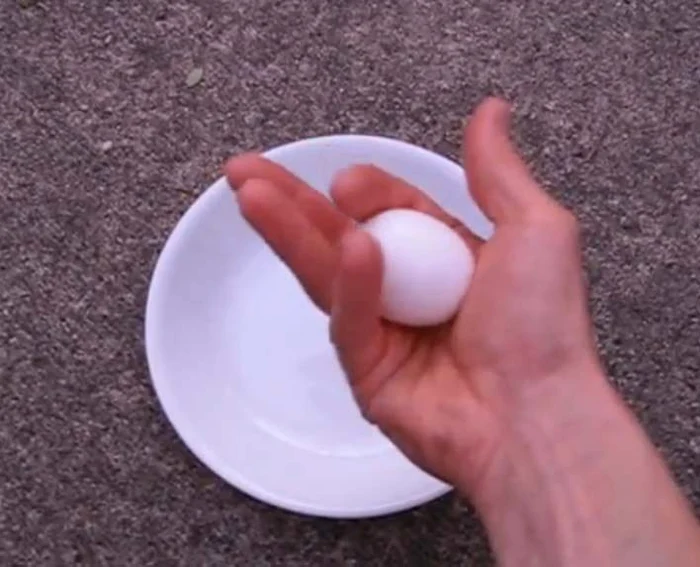 
    Încearcă să spargi un ou în mânăFoto: Captură Youtube  