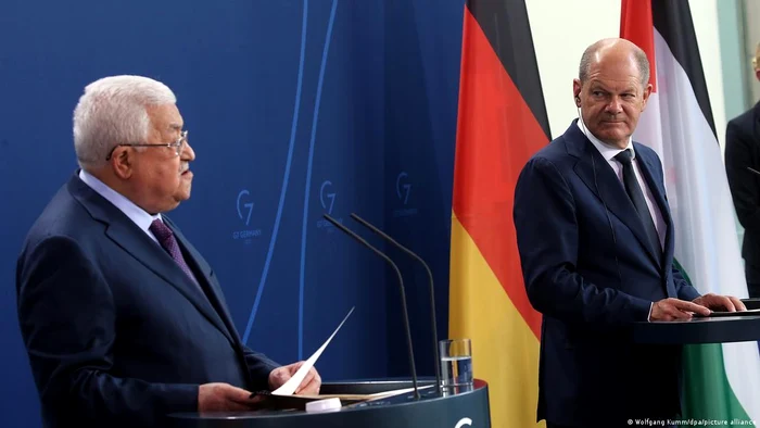 Cancelarul federal Olaf Scholz (dreapta), președintele palestinian Mahmoud Abbas (august 2022)