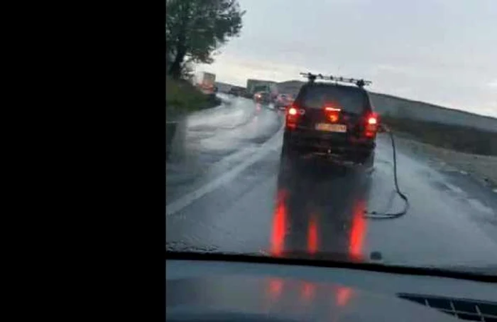 Şoferul a mers cu furtunul prins în rezervor mai mulţi kilometri FOTO: Tik Tok/adrian.floriian