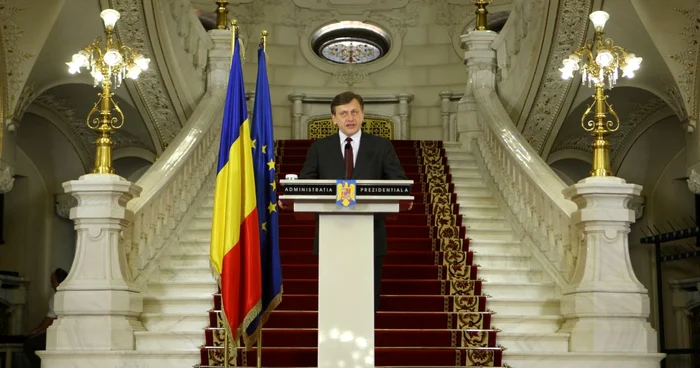 Preşedintele interimar Crin Antonescu a semnat decretele de numire a cinci dintre noii miniştri ai Guvernului Ponta   FOTO: Mediafax