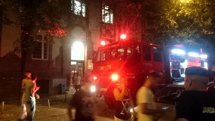 
    Pompierii s-au deplasat imediat la faţa loculuifoto: www.tion.ro  