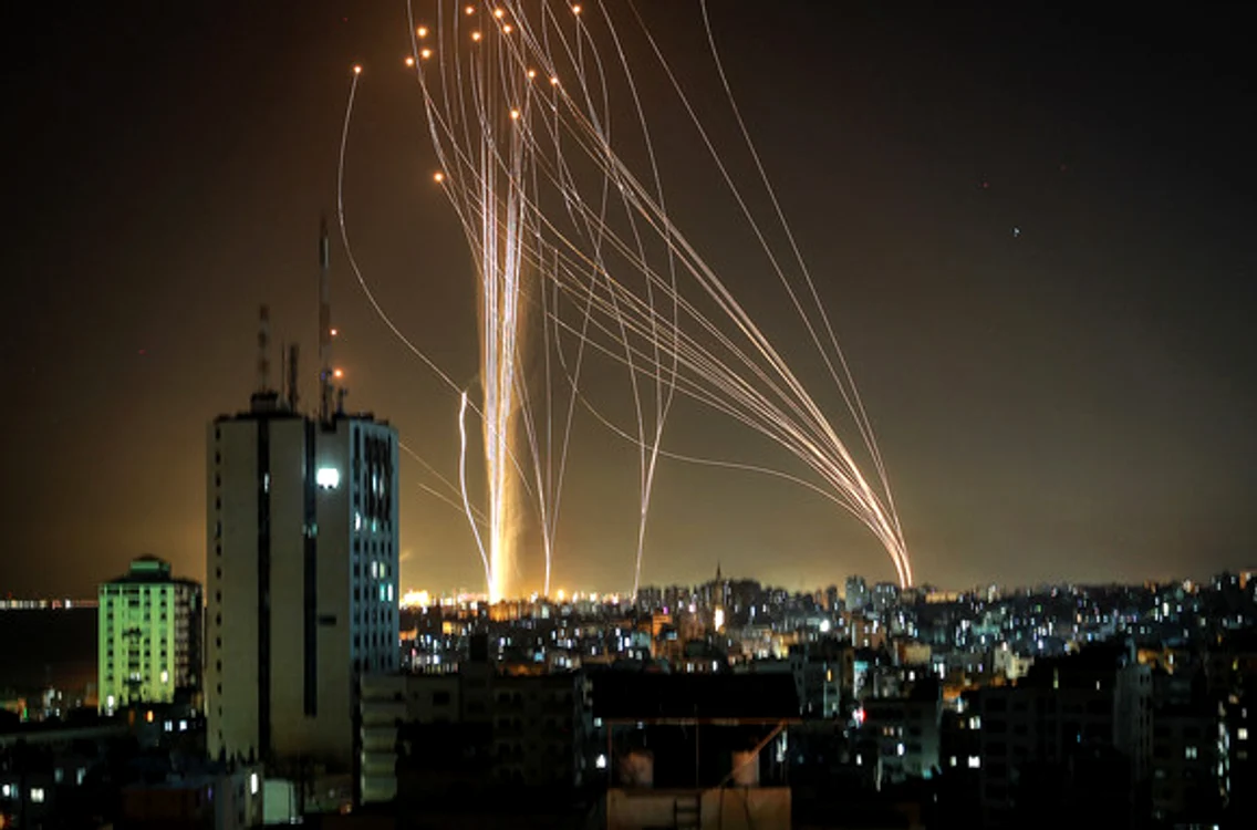 
    Terorizate de explozii, mame și copii se refugiază în adăposturi, alături de animăluțe Foto: AFP  