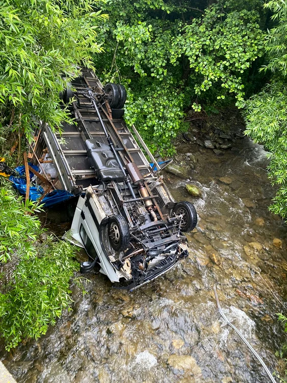 Un camion a căzut în albia unui pârâu pe Valea Oltului la granița dintre Sibiu și Vâlcea Foto IPJ SB