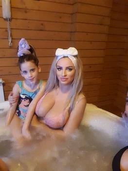 Sânziana, sexy în jacuzzi, ca le vremuri Sursa Arhivă personală