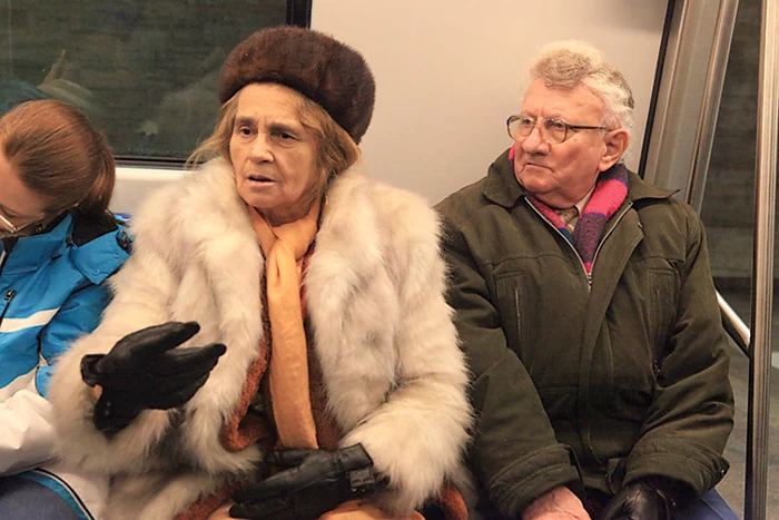 
    La ora 15.00, tinerii s-au dezbrăcat la staţia Piaţa Unirii 2Foto: Roberto Sălceanu   