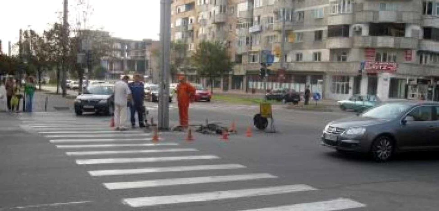 Slatina: Se demontează stâlpul din mijlocul intersecţiei