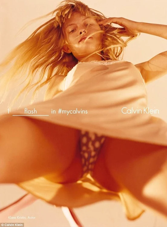 Brandul Calvin Klein a reuşit să facă vâlvă cu noua colecţie de lenjerie intimă, după ce pe contul de Instagram al firmei a fost postată o imagine cu actriţa daneză Klara Kristen, de 22 de ani, pozată sub rochie astfel încât să se observe bikinii pe care îi poartă. FOTO Instagram