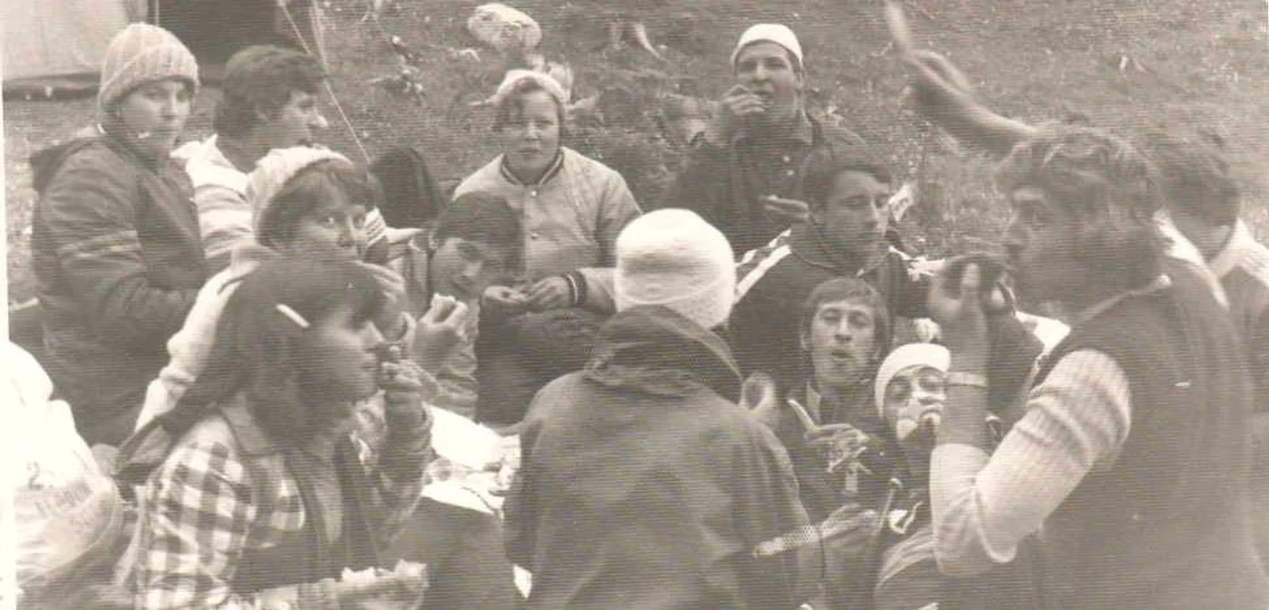 Orice întâlnire cu prietenii era o evadare din cenuşiul vieţii în comunism. FOTO arhive