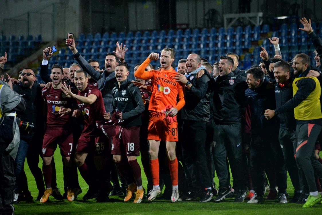 
    Clujenii au sărbătorit câștigarea unui nou titlu după meciul cu FC Botoșani Foto: sportpictures.eu  
