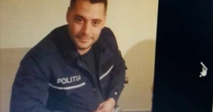 Tinerii s-au fotografiat cu sacoul şi cascheta
