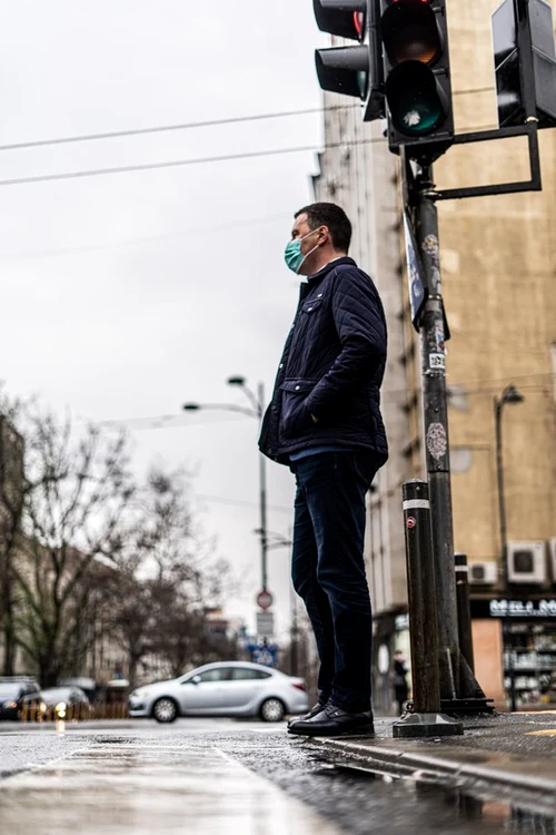 Ministrul Mediului,Tanczos Barna, a venit marți la birou pe trotinetă, deși plouaFotografii: Ministerul Mediului