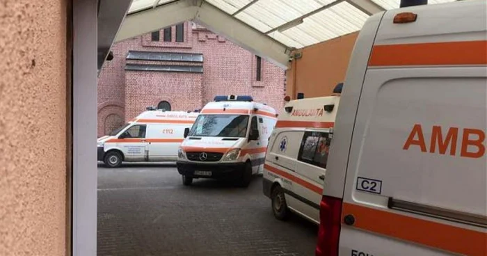 Bărbatul a fost adus cu ambulanţa la spital FOTO botosaneanul.ro
