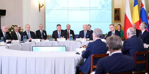 Klaus Iohannis și Joe Biden la Summitul B9 de la Varșovia FOTO Profimedia 