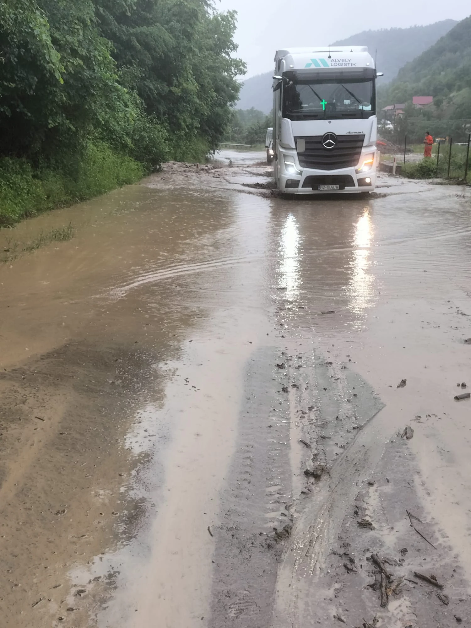 Viiturile au inundat DN 10. Drumarii intervin de urgență pentru deblocarea traficului