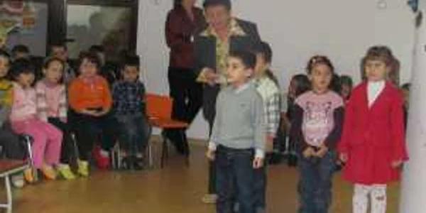 Preşcolarii în timpul spectacolului