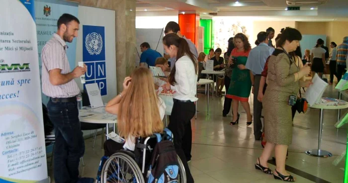 Tinerii au luat cu asalt standurile companiilor de la târgul de joburi din Chişinău. Foto: Adevărul