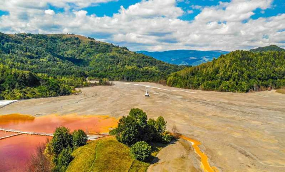 Investiție în cel mai poluat loc din România. Linie de evacuare a apelor „limpezite“ din iazul de steril din Apuseni