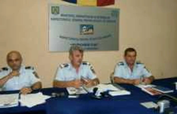 Colonelul Constantin Florea(foto centru) rămâne la conducerea pompierilor