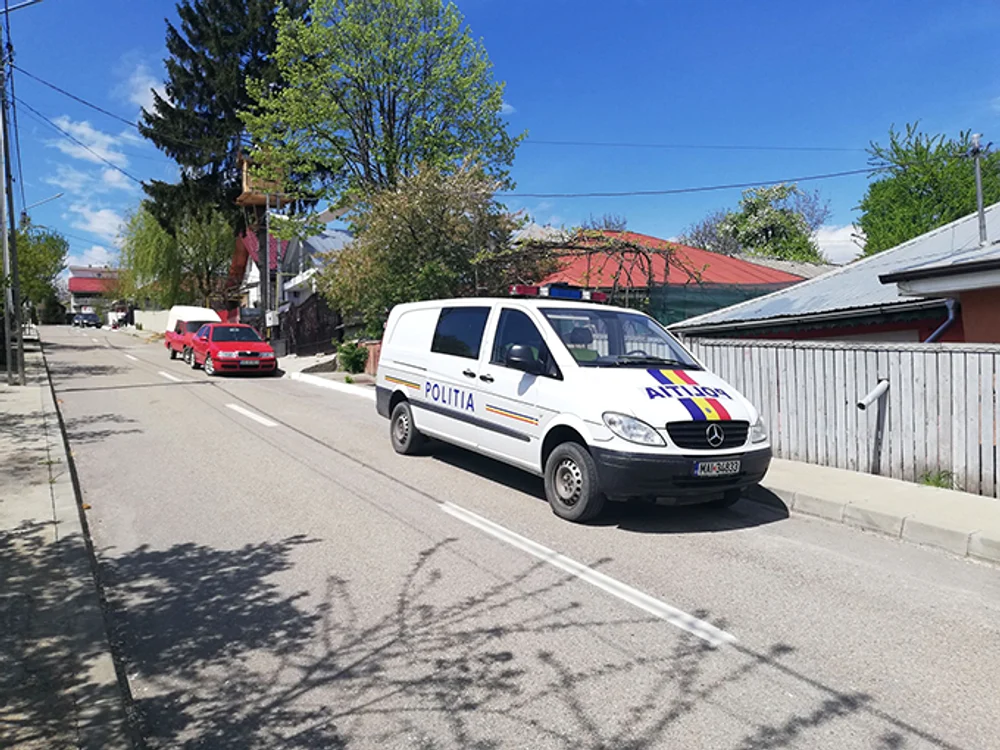 
    Polițiștii cercetează cum este posibil ca fratele mortului, care trăia în aceeași casă dar într-o altă cameră să nu fi auzit nimic din scandalFoto: vremeanoua.ro  