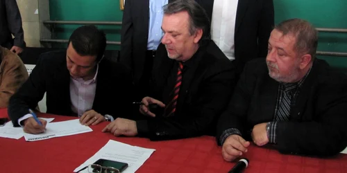 Sorin Grindeanu, Ioan Gârboni şi Ovidiu Adam, primii care au semnat petiţia pentru Guvern