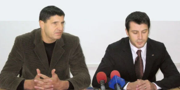 Comisarul Ştefan Căpătan (stânga) ,şeful Serviciului de Investigaţii Criminale din cadrul IPJ Galaţi, şi subcomisarul Dănuţ Lefter