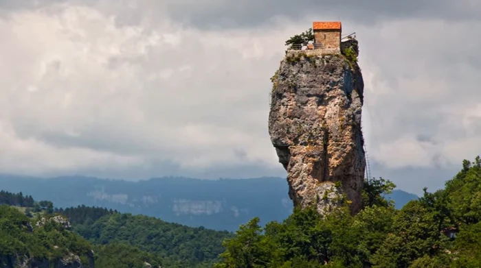 Mănăstirea construită pe vârful unei stânci înalte de 40 de metri / foto: captură video