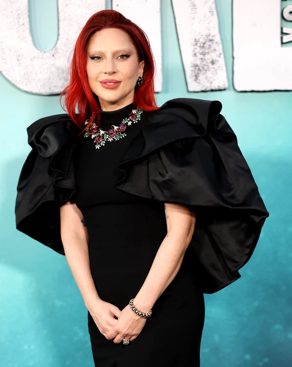 Lady Gaga, într-o rochie neagră