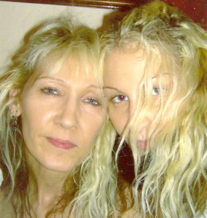 
    Cheryl a aflat de pe Facebook că fiica sa, Karla, este moartă.  