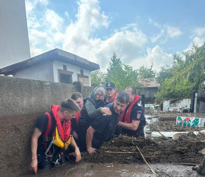 Și eroii au nevoie de ajutor. Solidaritate pentru George, pompierul care a evacuat victimele surprinse de viitură, în timp ce casa lui era distrusă 