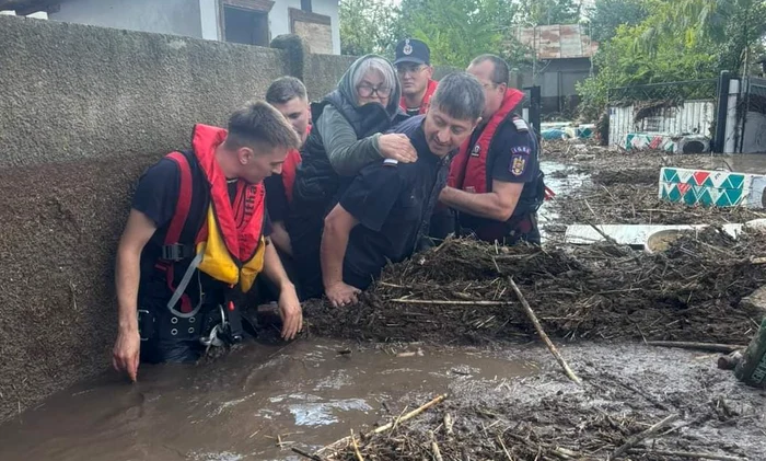 Pompierii ISU Galați au salvat zeci de oameni suprinși de viitură FOTO: ISU