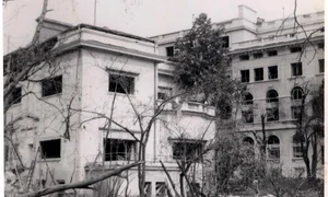 „Casa Mică”, într una dintre rarele fotografii în care apare, așa cum arăta după bombardamentul german din 26 august 1944 jpeg