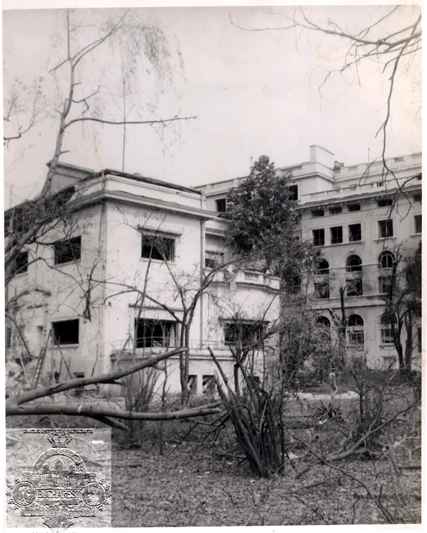 „Casa Mică”, într-una dintre rarele fotografii în care apare, așa cum arăta după bombardamentul german din 26 august 1944