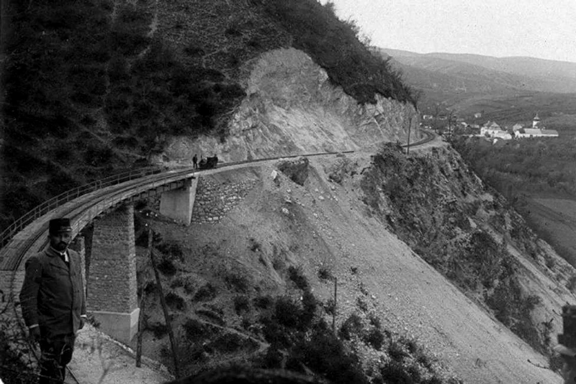 Calea ferată a fost inaugurată în 1900