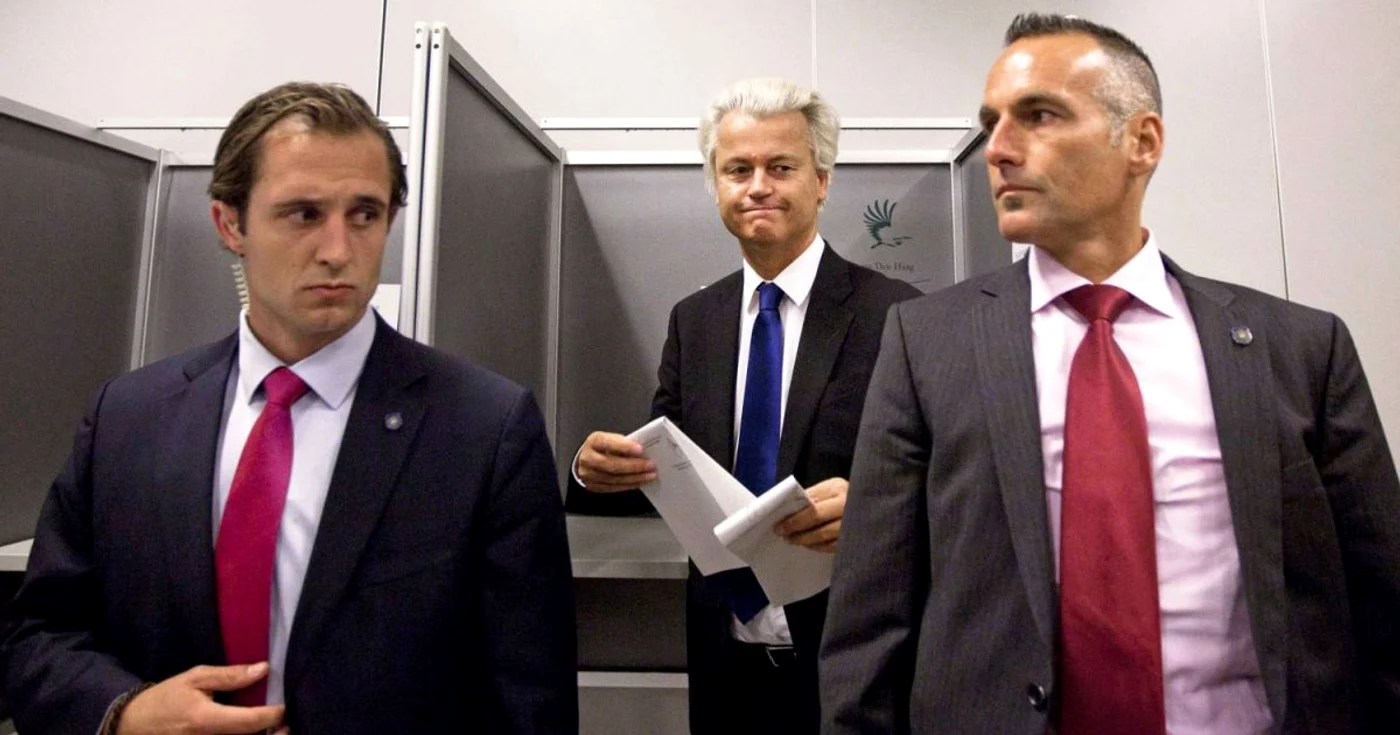 Geert Wilders (centru), flancat de două gărzi de corp în timp ce vota pentru alegerile parlamentare din 12 septembrie FOTO: Reuters