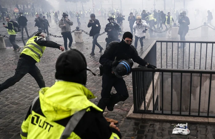 „Vestele galbene“ au devastat Parisul în weekend