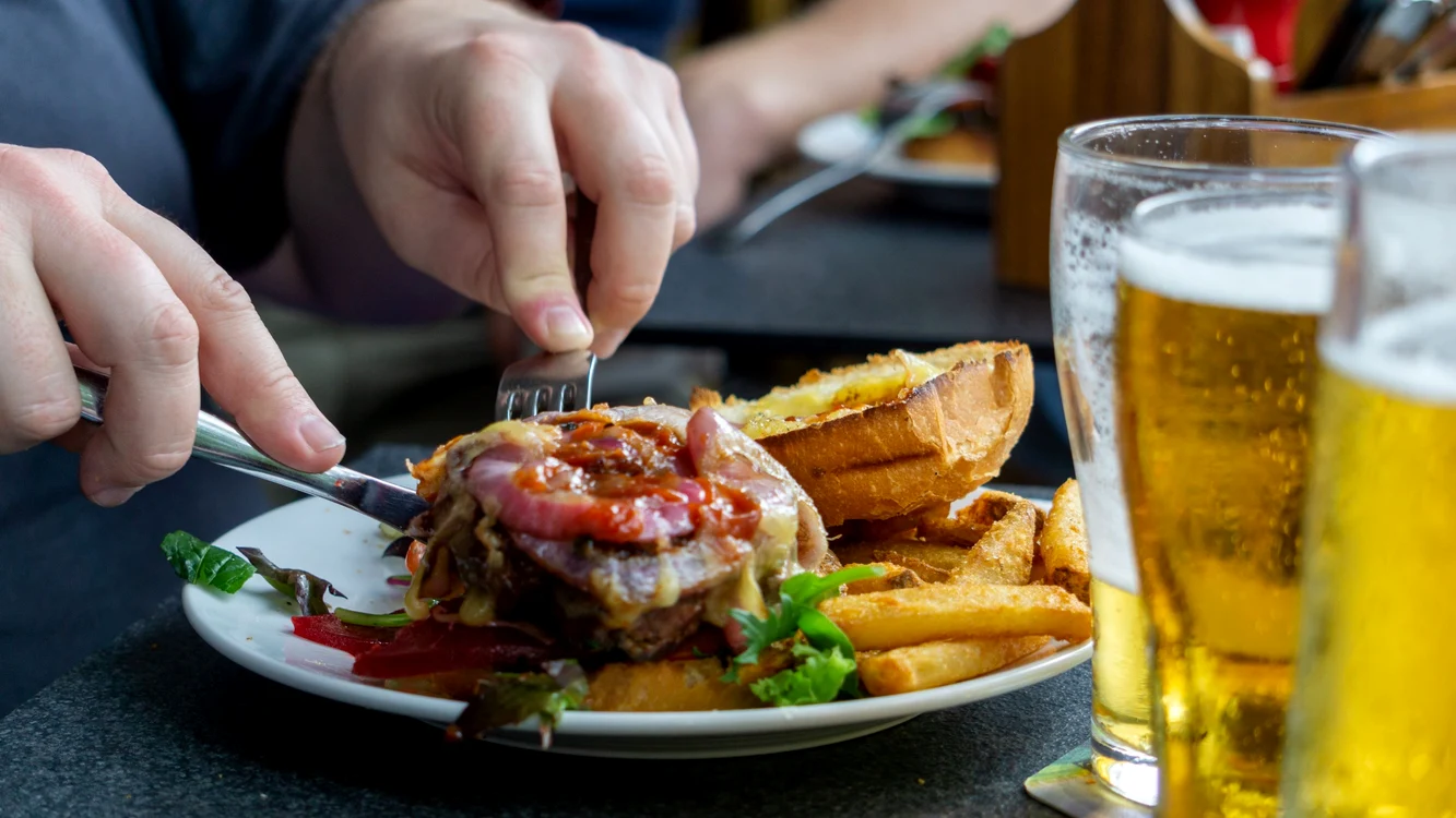 Mâncare nesănătoasă ultraprocesată - fast food FOTO Shutterstock