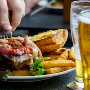 Mâncare nesănătoasă ultraprocesată - fast food FOTO Shutterstock 