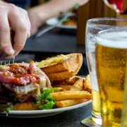 Mâncare nesănătoasă ultraprocesată - fast food FOTO Shutterstock 