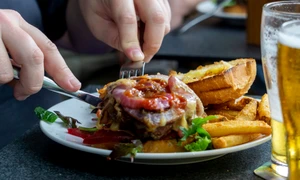 Mâncare nesănătoasă ultraprocesată - fast food FOTO Shutterstock 