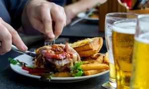 Mâncare nesănătoasă ultraprocesată - fast food FOTO Shutterstock 