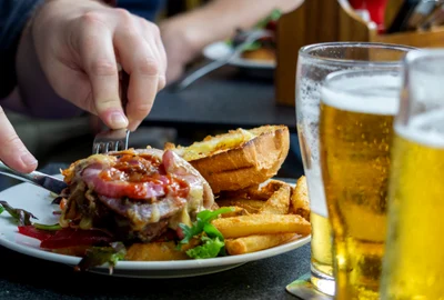 Mâncare nesănătoasă ultraprocesată - fast food FOTO Shutterstock 