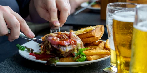 Mâncare nesănătoasă ultraprocesată - fast food FOTO Shutterstock 